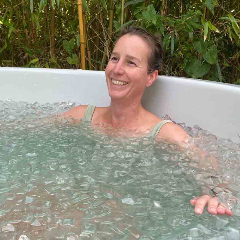 Ingrid Middelkoop in een ijsbad