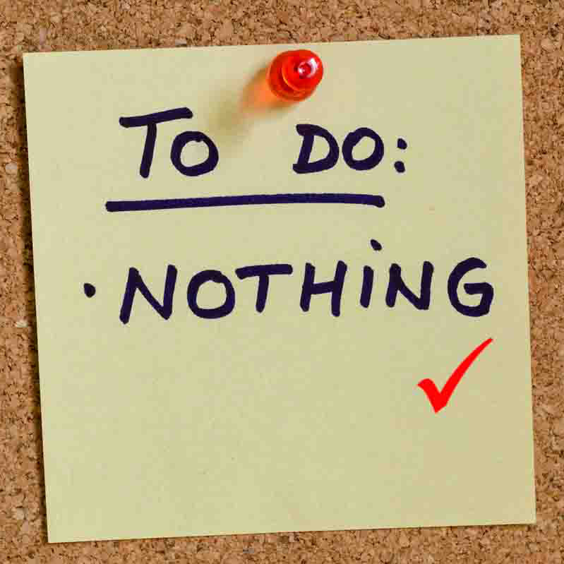 Post-it op een prikbord met rode punaise en tekst To do: nothing